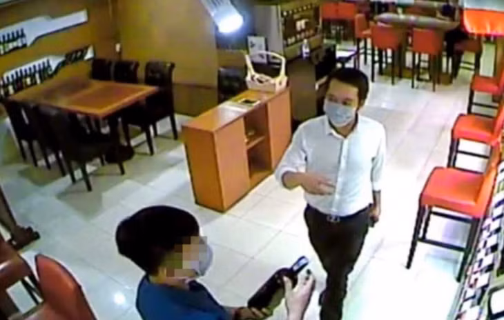 Hà Thanh Thảo (áo trắng) trong một cuộc hẹn mua rượu ngoại sau đó chiếm đoạt.