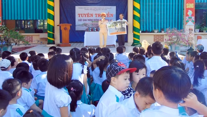 Phương pháp trực quan sinh động đã giúp nội dung buổi tuyên truyền dễ nhớ, tạo ấn tượng tốt với các em học sinh.
