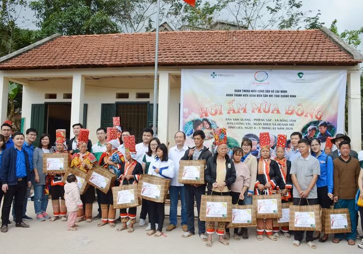 Không chỉ khám bệnh, các y bác sĩ còn quyên tặng những món quà ý nghĩa cho trẻ em và người dân vùng cao.