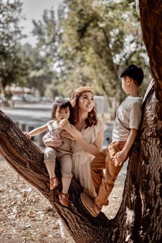 Ca sĩ Nguyễn Hồng Nhung chơi đùa cùng con trai và con gái. Ảnh: Hồ Đoàn.