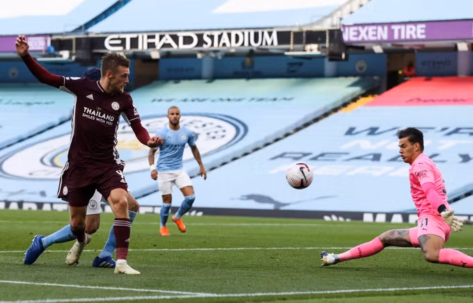 Vardy lần thứ hai lập hattrick vào lưới Man City. Ảnh: Sun.