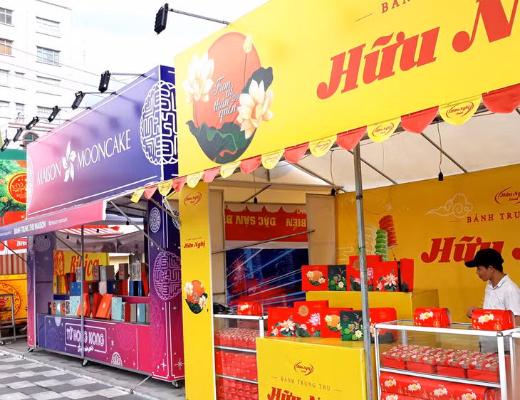 Bánh trung thu năm nay nhiều mẫu mã hơn nhưng giá cả vẫn khá đắt đỏ. (Ảnh một điểm bán bánh trung thu ở phường Cẩm Tây, TP Cẩm Phả).