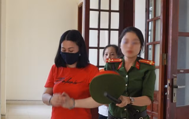 Bị cáo Phan Thị Thu Hương được dẫn giải rời phiên tòa sau khi được tuyên giảm án.