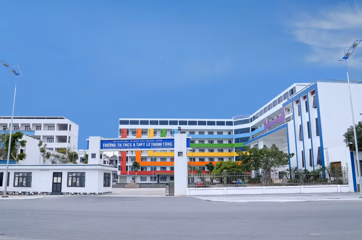 Trường TH-THCS&THPT Lê Thánh Tông (phường Hồng Hà) được đầu tư kinh phí lớn, với hệ thống cơ sở vật chất hiện đại.