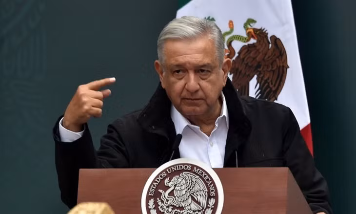 Tổng thống Mexico Andres Manuel Lopez Obrador phát biểu trong cuộc gặp thân nhân của 43 sinh viên mất tích tại Mexico City tháng 9/2020. Ảnh: AFP.