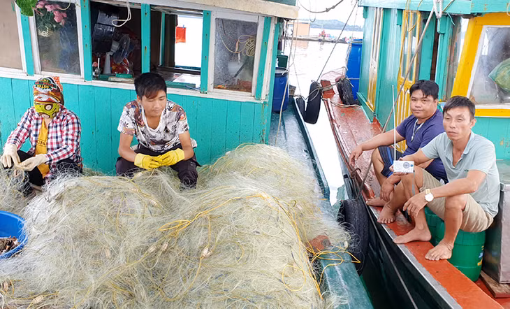 Ngư dân huyện đảo Cô Tô vừa lao động sản xuất, vừa nghe radio theo dõi buổi phát thanh trực tiếp phiên Khai mạc Đại hội.