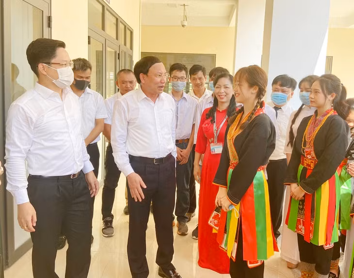 Đồng chí Nguyễn Xuân Ký, Bí thư Tỉnh ủy, Chủ tịch HĐND tỉnh trò chuyện với thầy và trò Trường THPT Hoành Bồ trong năm học mới.