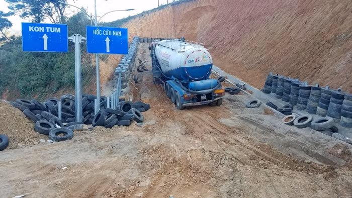 Hốc cứu nạn trên đèo Lò Xo