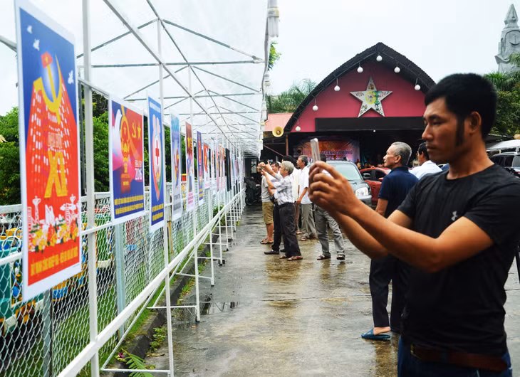 Năm 2017, họa sĩ Nông Quốc Hiệp là người đầu tiên ở Quảng Ninh tổ chức triển lãm cá nhân về tranh cổ động.