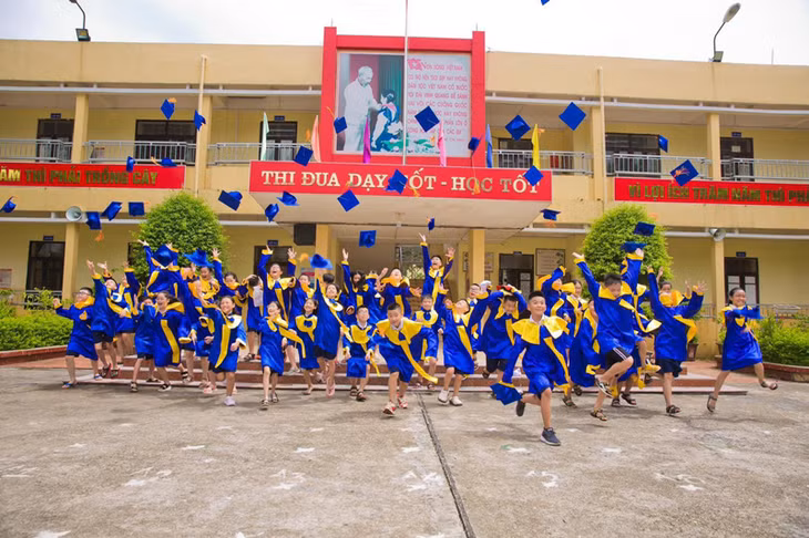 Từ năm học 2009-2010 đến nay, Trường Tiểu học Lý Tự Trọng được công nhận đạt chuẩn Quốc gia mức độ 2.