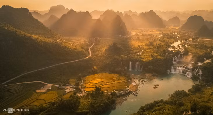 Mùa lúa chín bên thác Bản Giốc ở xã Đàm Thủy, cách trung tâm huyện Trùng Khánh khoảng 20 km. Bản Giốc là thác nước đẹp với các tầng thác nối tiếp nhau, trải rộng đến cả trăm mét. Tháng 10 cũng là thời gian lý tưởng để du khách khám phá thác Bản Giốc. Nhiếp ảnh gia Phạm Chí Công, sống và làm việc tại Hà Nội, cho biết mỗi lần tới mùa lúa chín là anh đi săn ảnh và mê mẩn trước bức tranh mùa vàng trên từng cung đường vùng cao. Bộ ảnh này anh chụp năm 2019 - 2020 tại Cao Bằng và Yên Bái.