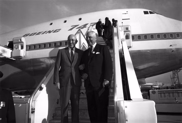 Chủ tịch Boeing Bill Allen (trái) và Nhà sáng lập Pan Am Juan Trippe (phải).