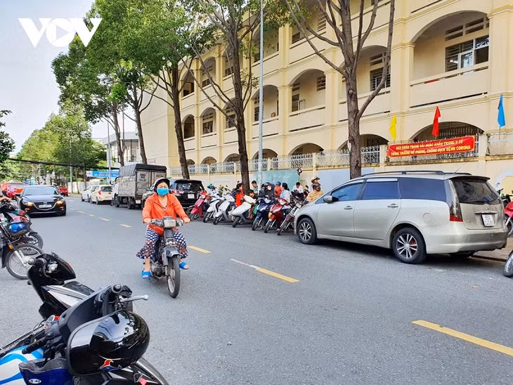 Phụ huynh buộc phải tận dụng cả lòng, lề đường của người đi bộ để đậu xe.