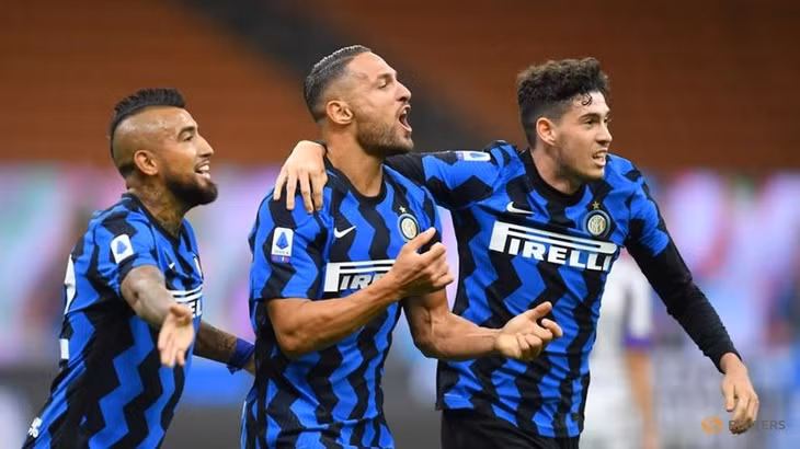 DAmbrosio (giữa) ghi bàn ấn định chiến thắng 4-3 cho Inter. Ảnh: Reuters.