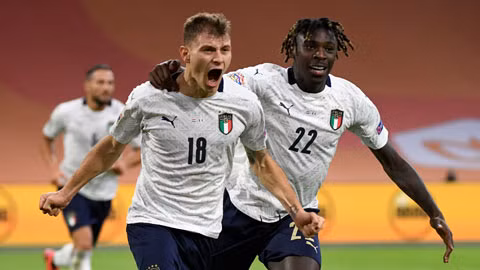 Nicolo Barella (bìa trái) ăn mừng bàn thắng vào lưới Hà Lan mới đây.