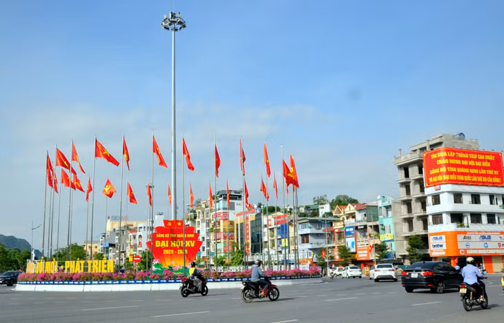 ...bởi cờ, hoa, pano, cụm tuyên truyền cổ động.