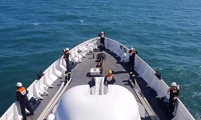 Tuần duyên Hàn Quốc tìm kiếm thi thể quan chức bị Triều Tiên bắn chết ngoài khơi đảo Yeonpyeong hôm 26/9. Ảnh: Yonhap.