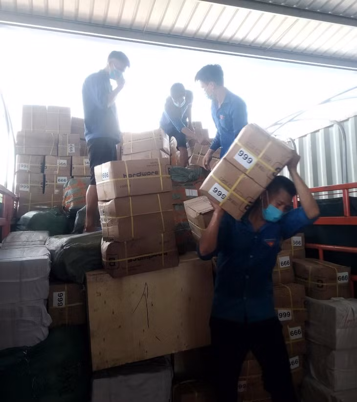 Tấp nập hoạt động bố xếp hàng hóa tại Bãi kiểm hóa Cầu Bắc Luân 2.