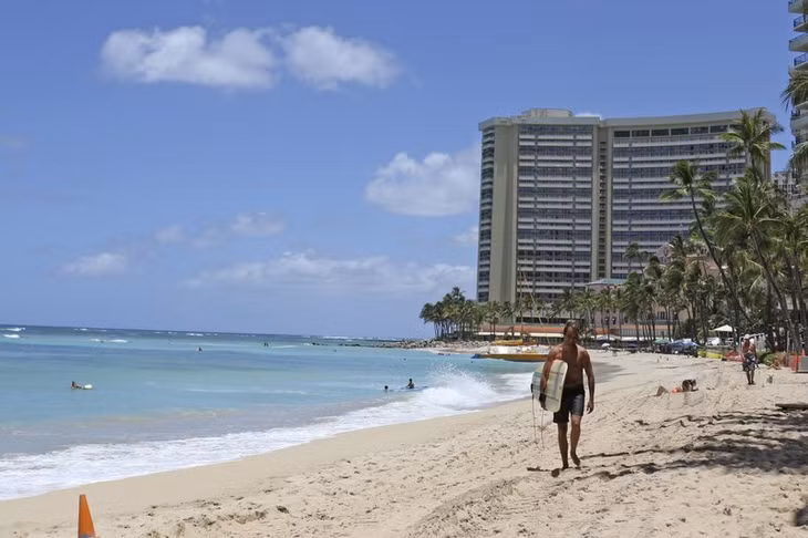 Du khách đến Hawaii từ ngày 15-10 sẽ không phải cách ly nếu có xét nghiệm âm tính với Covid-19 (Ảnh: AP)