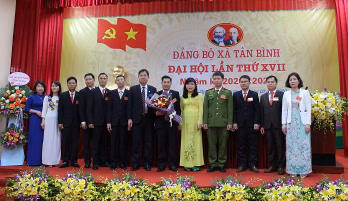 Các đồng chí lãnh đạo huyện Đầm Hà tặng hoa chúc mừng Ban Chấp hành Đảng bộ xã Tân Bình khóa mới