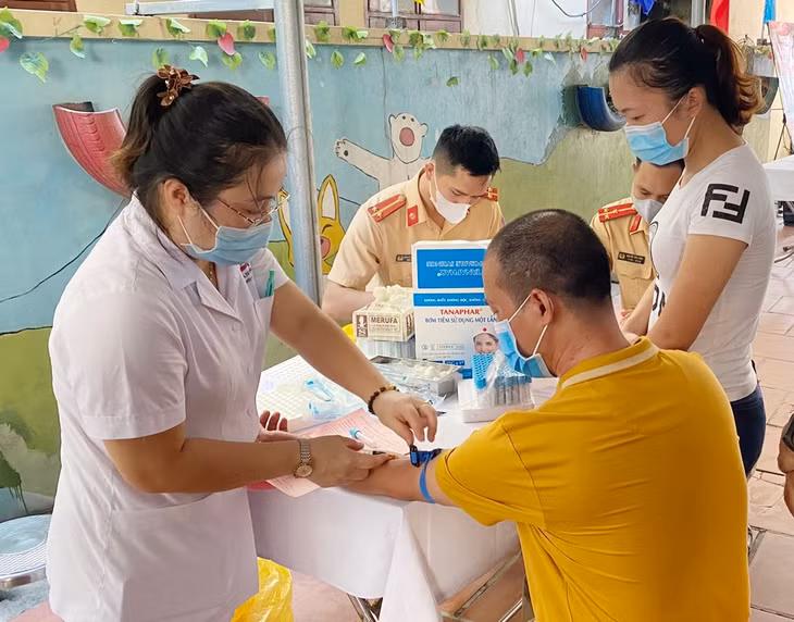 Đông đảo cán bộ công chức, viên chức, đoàn viên thanh niên trên địa bàn huyện Vân Đồn đăng ký tham gia HMTN cuối tháng 8/2020.