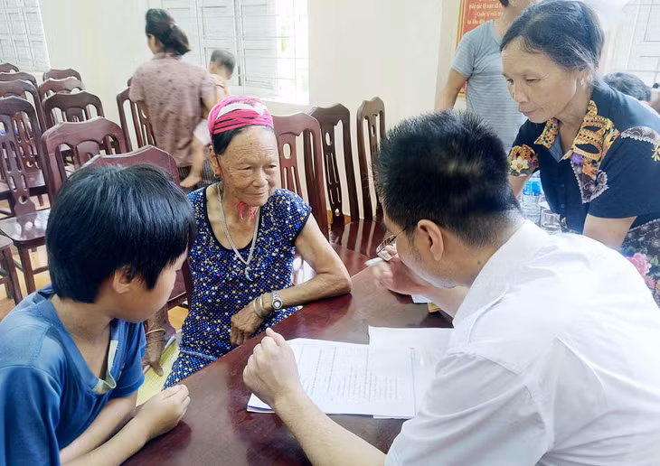 Cán bộ Trung tâm TGPL Nhà nước Sở Tư pháp tư vấn pháp luật miễn phí cho người dân Ba Chẽ.