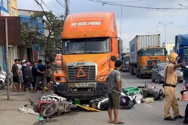 Xe đầu kéo húc văng loạt xe máy đang chờ đèn đỏ.