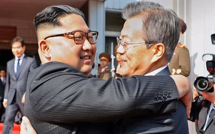 Các nhà lãnh đạo Kim và Moon trong 1 lần gặp gỡ. Ảnh: Asia Times.