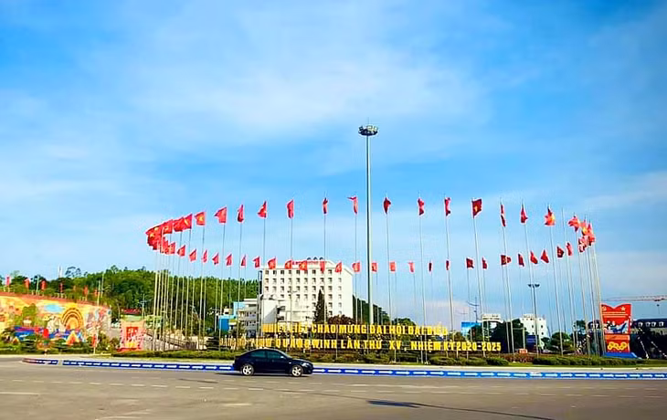 Tại tất cả các cửa ngõ dẫn vào thành phố Hạ Long, các vòng xuyến, nút giao thông đều ngập trong sắc đỏ của cờ hoa chào mừng Đại hội.