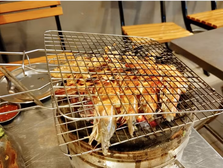 Chuyên gia cảnh báo đồ nướng trên bất cứ phương tiện nào cũng đều chứa chất độc có thể gây ung thư. Ảnh: Ngọc Lê