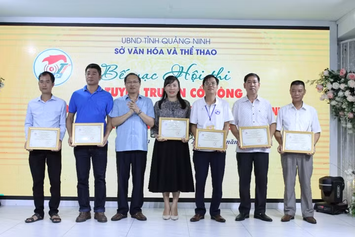 Ban Tổ chức trao giải A cho các đội.