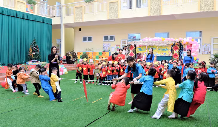 Giáo dục kỹ năng sống cho trẻ mầm non luôn được ngành giáo dục Bình liêu quan tâm thực hiện. Ảnh: Chơi trò chơi của trẻ tại trường Mầm non thị trấn Bình Liêu. 