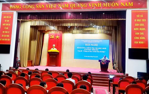 (Giáo sư, Tiến sĩ Hoàng Chí Bảo - nguyên Ủy viên Hội đồng Lý luận Trung ương, chuyên gia cao cấp của Học viện Chính trị Quốc gia Hồ Chí Minh giảng tại Hội nghị)