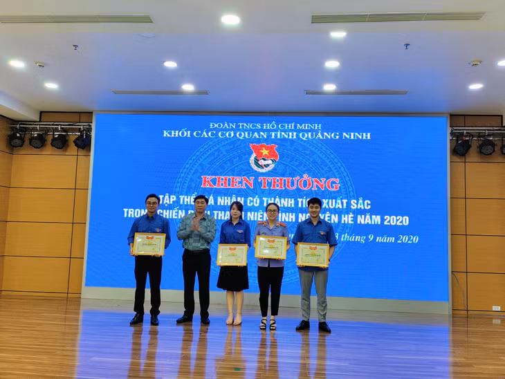 Ban Thường vụ Đoàn Khối khen thưởng các tập thể có thành tích xuất sắc trong chiến dịch thanh niên tình nguyện hè 2020