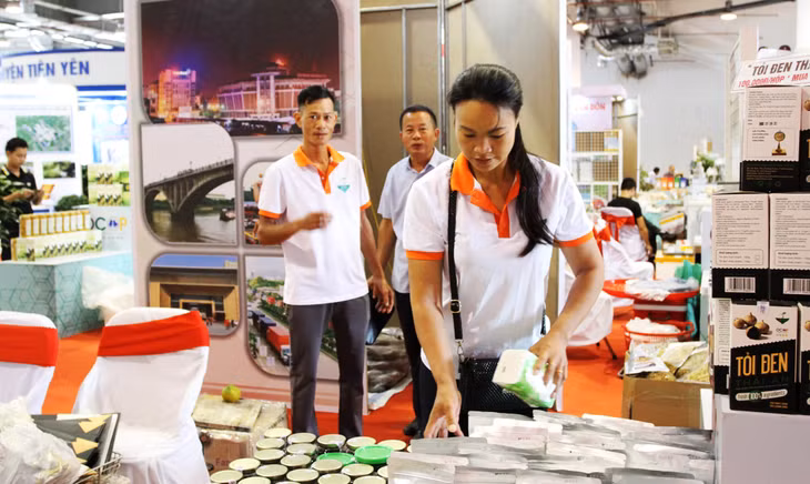 Nhiều sản phẩm OCOP sẵn sàng phục vụ khách hàng đến mua sắm.
