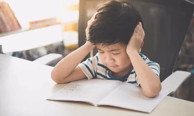 Sự mất tập trung của trẻ khiến nhiều cha mẹ cảm thấy đau đầu, thậm chí bất lực trong cách nuôi dạy con. Ảnh: shutterstock.