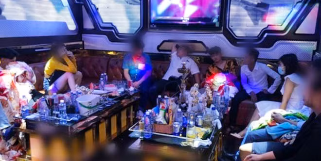 Các nhóm người trong phòng karaoke có biểu hiện sử dụng ma túy.