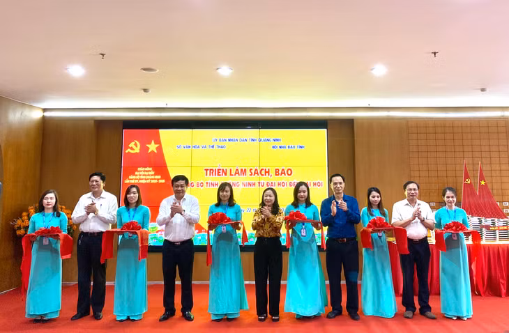 Các đại biểu cắt băng khánh thành triển lãm.