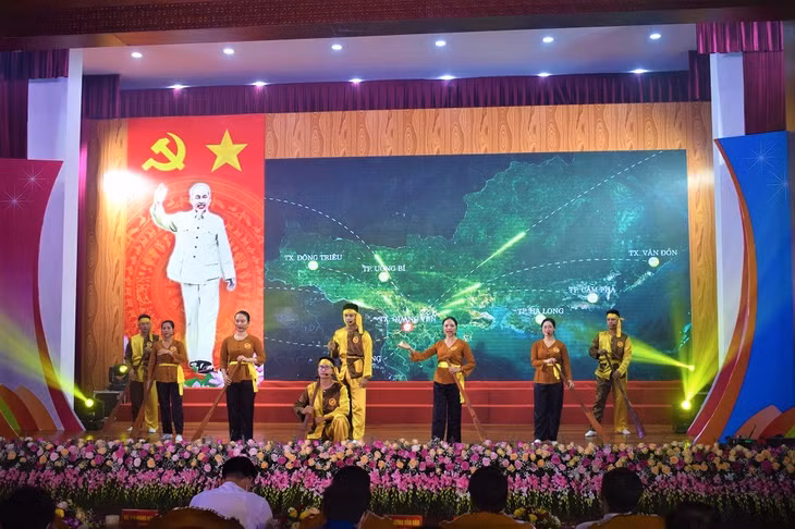 Phần thi Chào hỏi của đội thi Đảng bộ TX Quảng Yên.