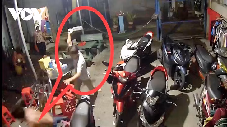 Thành cầm dao chém ông Phúc.