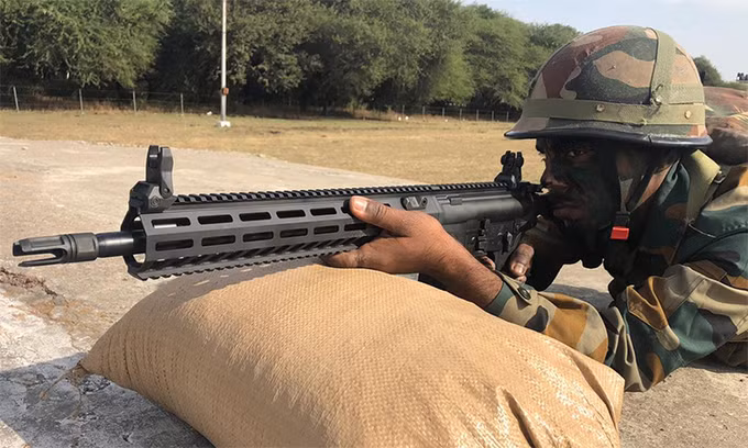 Lính Ấn Độ tập ngắm bắn với súng trường SIG716, ngày 14/3. Ảnh: Twitter/NeerajRajput.