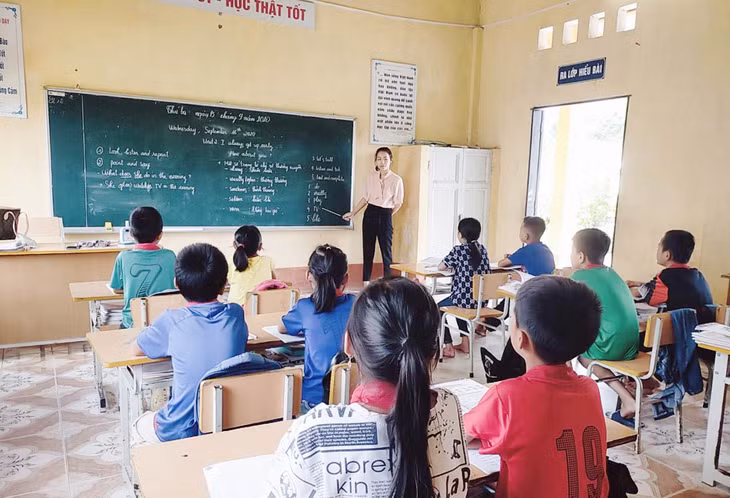 Tiết học tiếng Anh của cô và trò Trường PTDTBT TH-THCS Nam Sơn, huyện Ba Chẽ.
