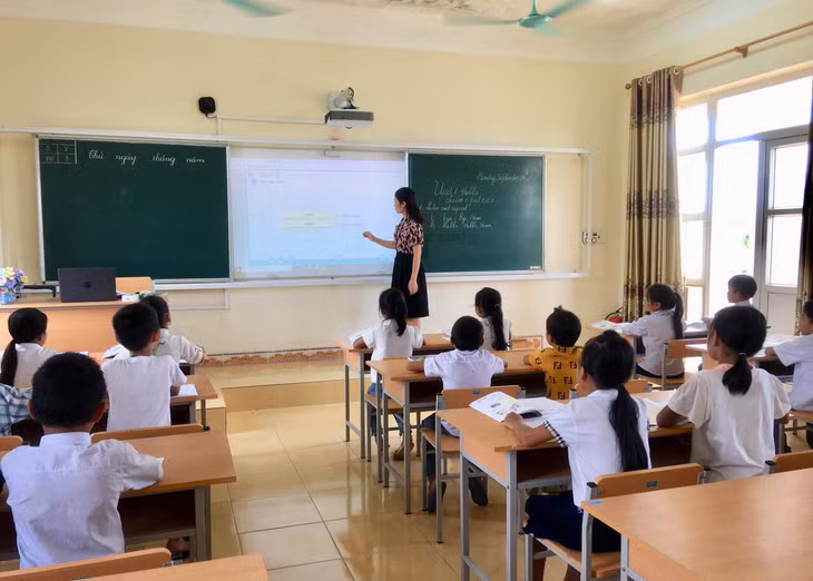 Tiết học tiếng Anh của cô và trò Trường TH Quảng Tân, huyện Đầm Hà.