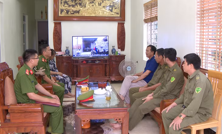 Công an xã bám sát địa bàn, thường xuyên thực hiện công tác nắm tình hình tại các hộ dân.