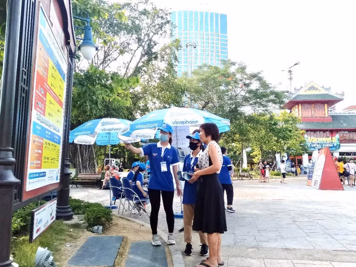 Sinh viên trường Đại học Hạ Long hướng dẫn, hỗ trợ thông tin cho khách đến du lịch tại TP Hạ Long