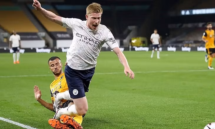 Saiss phạm lỗi với De Bruyne, khiến Wolves bị phạt đền. Ảnh: PA.