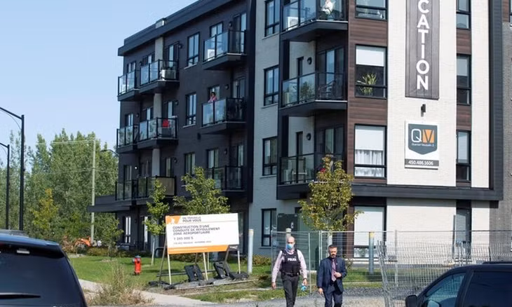 Cảnh sát Canada bên ngoài tòa nhà chung cư ở ngoại ô Montreal hôm 21/9. Ảnh: Reuters.