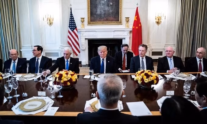 Phái đoàn Mỹ và Trung Quốc tại bữa ăn trưa ở Nhà Trắng ngày 15/1 sau khi hai bên ký một thỏa thuận thương mại. Ảnh: Washington Post.