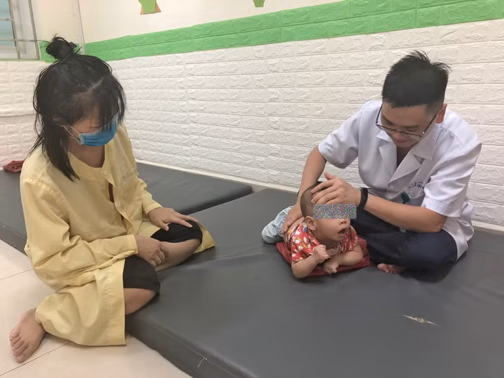 Tập phục hồi chức năng cho trẻ chậm phát triển vận động tại Bệnh viện Sản nhi tỉnh.