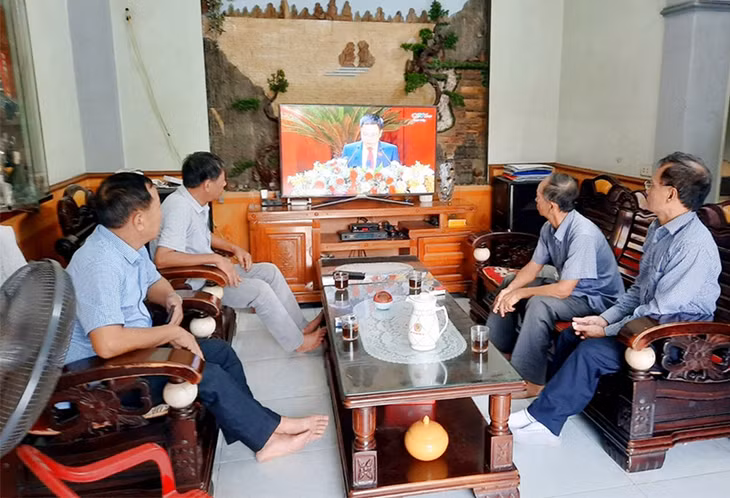 Cán bộ, nhân dân khu Vĩnh Phú, phường Mạo Khê heo dõi trực tiếp Đại hội Đảng bộ tỉnh lần thứ XV trên tivi.